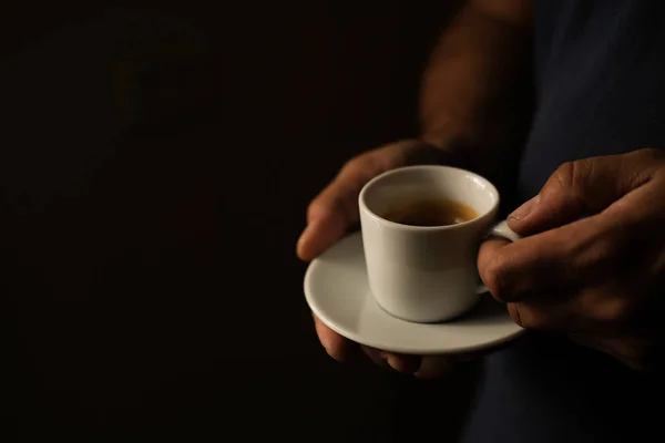 Elinde kahve, elinde içki.