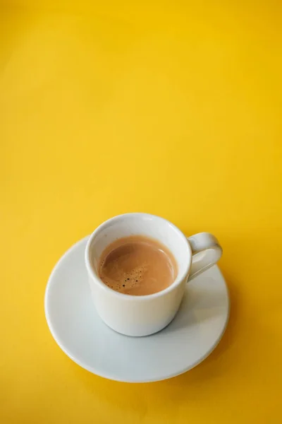 Elinde kahve, elinde içki.