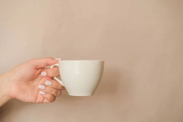 Elinde kahve, elinde içki.