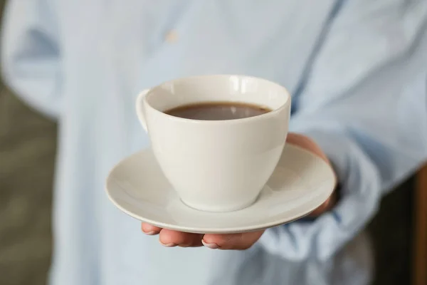 Elinde kahve, elinde içki.