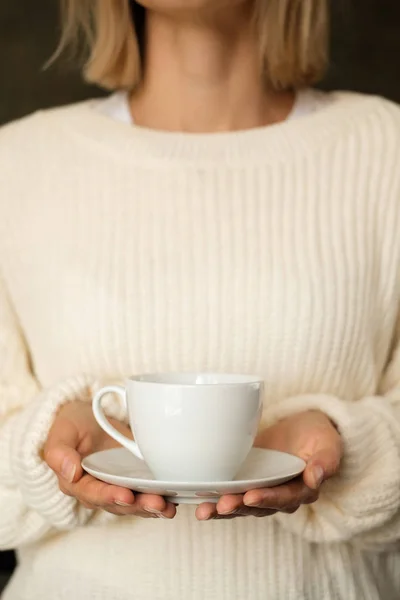 Elinde kahve, elinde içki.