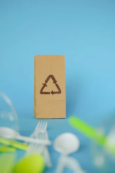 Plastik beyaz kaşıklar ve yeşil çatallar. mavi arka plan. Ekoloji kavramı. kağıt alternatif olarak