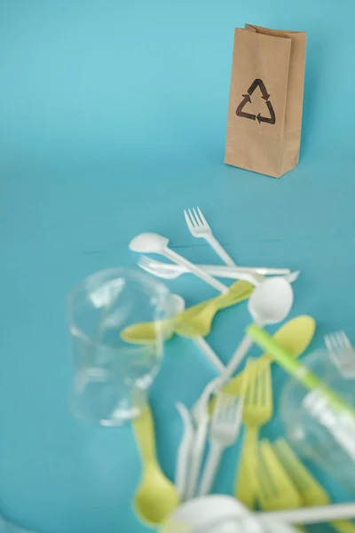 Plastik beyaz kaşıklar ve yeşil çatallar. mavi arka plan. Ekoloji kavramı. kağıt alternatif olarak