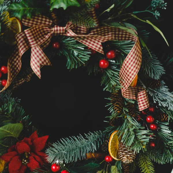 Siyah arka planda parlak Noel çelengi