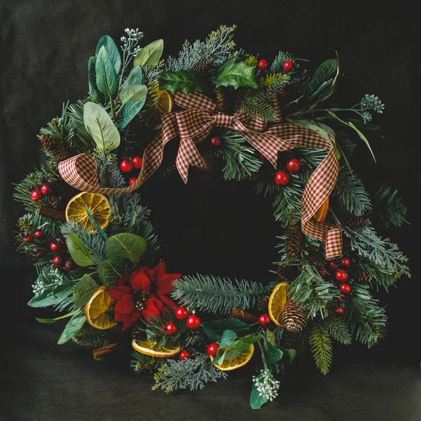 Siyah arka planda parlak Noel çelengi