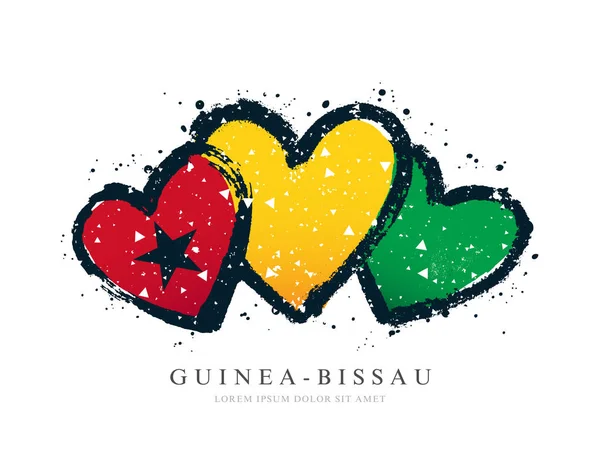 Drapeau de Guinée-Bissau en forme de trois cœurs . — Image vectorielle