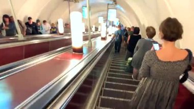 St. Petersburg, Rusya - 20 Ağustos 2019: Metro yürüyen merdivenden inin.