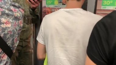 St. Petersburg, Rusya - 20 Ağustos 2019: İnsanlar mavi hat metro vagonundan iniyor.