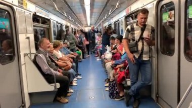 St. Petersburg, Rusya - 20 Ağustos 2019: İnsanlar mavi hatlı metro vagonuna biniyor.