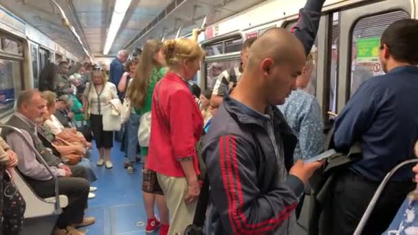 Petersburg Rusia Agosto 2019 Gente Entra Vagón Del Metro — Vídeo de stock