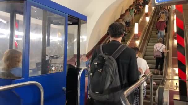 Petersburg Rusland Augustus 2019 Mensen Klimmen Neer Metro Roltrap — Stockvideo