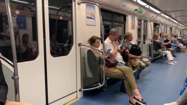 Petersburg Rússia Agosto 2019 Menina Bonita Livro Tablet Carro Metrô — Vídeo de Stock