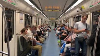 St. Petersburg, Rusya - 20 Ağustos 2019: İnsanlar yeşil bir dalda metro vagonuna biniyor.