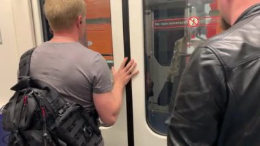 St. Petersburg, Rusya - 20 Ağustos 2019: İnsanlar metro vagonundan inip ekskavatöre gidiyor. Begovaya istasyonu, yeşil hat.