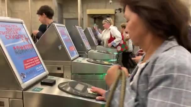 Petersburg Russie Août 2019 Les Gens Passent Les Tourniquets Métro — Video