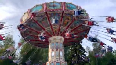 St. Petersburg, Rusya - 25 Ağustos 2019: Divo Adası'ndaki lunaparkta güzel parlak atlıkarınca.