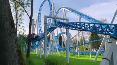 St. Petersburg, Rusya - 25 Ağustos 2019: Divo adasındalunapark. Ziyaretçilerin olduğu tramvay bir spiral de raylar üzerinde katlanmış.