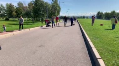 St. Petersburg, Rusya - 25 Ağustos 2019: Rollers - bir erkek ve iki kız bir yaz güneşli bir günde St Petersburg 300 yıldönümü nün parkta binmek.