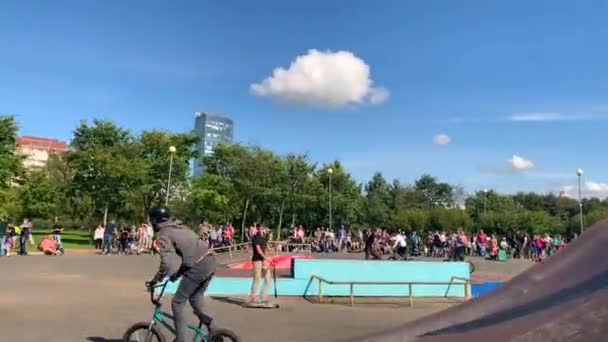 Petersburg Russia August 2019 Guy Bmx Rides Skate Park Park — Stock Video