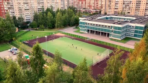 Petersburg Rusya Ağustos 2019 Çocuklar Okul Stadyumunda Futbol Oynuyor Yükseklikten — Stok video