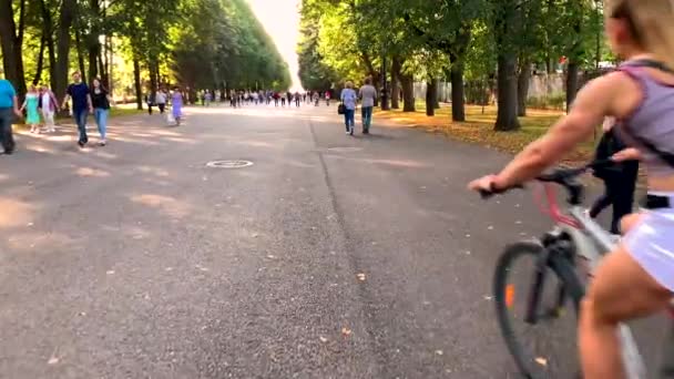 サンクトペテルブルク ロシア 2019年8月31日 2人の女の子がクレストフスキー島の公園で自転車に乗る — ストック動画