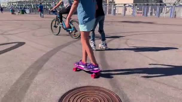 Petrohrad Rusko Září 2019 Cyklista Kolečkový Skateboardista Náměstí Nedaleko Stadionu — Stock video