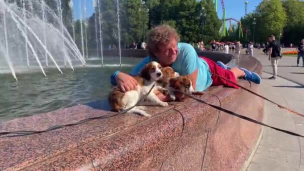 Petersburg Rússia Setembro 2019 Homem Senta Lado Fonte Com Cães — Vídeo de Stock