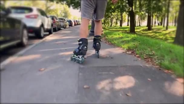 Vidéo Ralenti Gars Roller Cool Descendant Trottoir Par Une Journée — Video