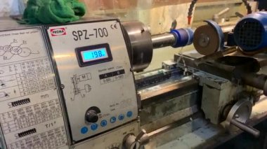 Taşlama makinesinin nasıl çalıştığına ait yavaş çekim video. Taşlama silindiri. Torna Spz-700. Sanayi fabrikası.