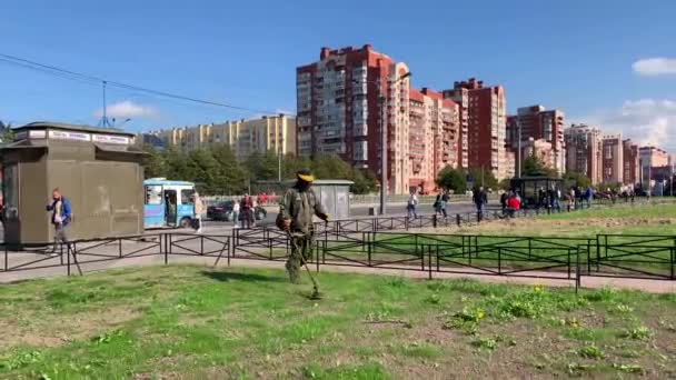 Petersburg Russia September 2019 Gressklipper Nær Begovaja Metrostasjon Solrik Sommerdag – stockvideo