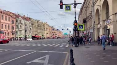 St. Petersburg, Rusya - 08 Eylül 2019: İnsanlar yaya geçidindeki trafik ışıklarında karşıdan karşıya geçiyor. Şehir manzarası. Nevsky Bulvarı.