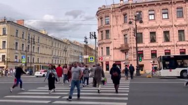 St. Petersburg, Rusya - 08 Eylül 2019: İnsanlar yaya geçidinde Nevsky Prospect'i geçiyor. Şehir manzarası.