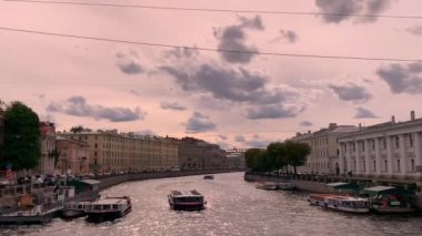 St. Petersburg, Rusya - 08 Eylül 2019: Güneşli bir günde Fontanka Nehri üzerinde bir zevk teknesi yüzer.