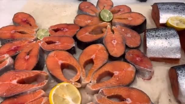 Slow Motion Wideo Ryb Morskich Kawałki Lodu Łosoś Plasterkach Stek — Wideo stockowe