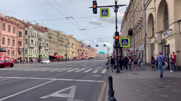 Petersburg Rússia Setembro 2019 Pessoas Atravessam Rua Nos Semáforos Passarela — Vídeo de Stock