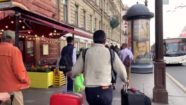 圣彼得堡 俄罗斯 2019年9月8日 人们沿着涅夫斯基前景行走 带手提箱的游客 城市景观 — 图库视频影像