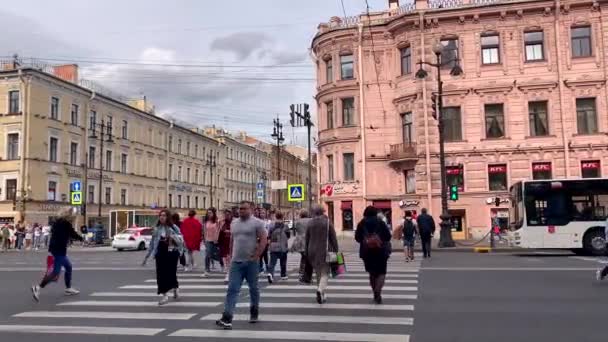 Petersburg Oroszország Szeptember 2019 Emberek Kereszt Nevsky Prospect Gyalogos Átkelés — Stock videók