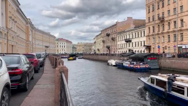 Αγία Πετρούπολη Ρωσία Σεπτεμβρίου 2019 Ένα Σκάφος Αναψυχής Επιπλέει Στο — Αρχείο Βίντεο