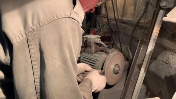 スローモーションビデオ 男は金属旋盤のためのカッターをシャープにします 職場のターナー — ストック動画