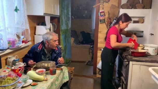 Mujer Está Cocinando Cena Estufa Cocina Una Casa Rústica Hombre — Vídeo de stock