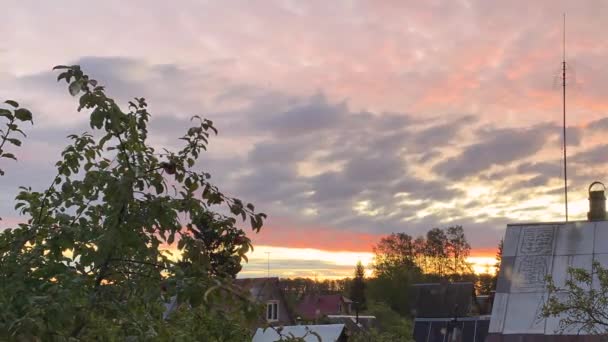 Timelapse - Dawn in the village. Beautiful sky with clouds on the background of the roofs of village cottages. Country landscape. — Stock Footage Timelapse Dawn Village Beautiful Sky Clouds Background Roofs Village Cottages Stock Video