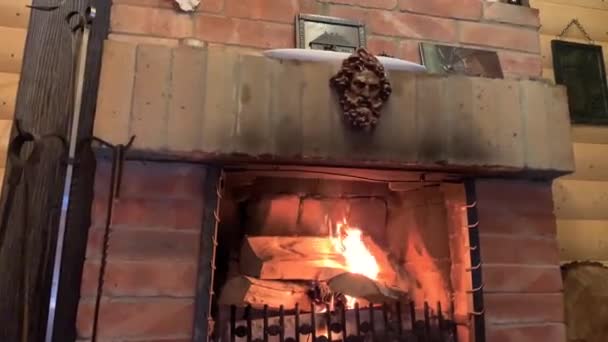 Vídeo Cámara Lenta Cómo Incendio Quema Una Chimenea Una Casa — Vídeos de Stock