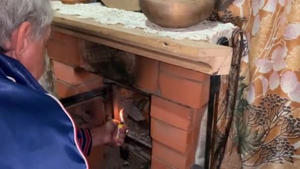 Anciano Enciende Una Chimenea Campo Con Encendedor Vida Campo — Vídeo de stock