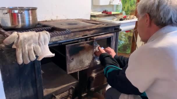 Uomo Anziano Inonda Fornello Del Paese Con Aiuto Fiammiferi Vita — Video Stock