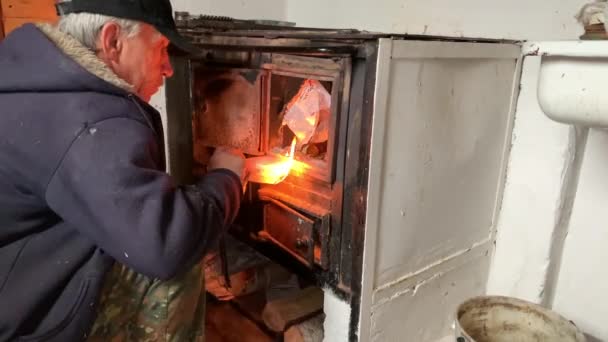 Elderly Man Floods Stove Country Country Life — Stock Video