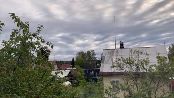 Timelapse Köyde Sabah Kırsal Evler Çatıların Arka Planda Beyaz Bulutlar — Stok video