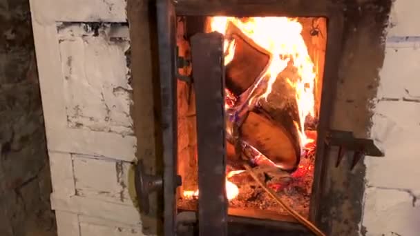 お風呂のストーブが浸水している様子をスローモーションビデオで撮影 薪はストーブの中で燃える ロシア風呂でストーブを洪水 田舎暮らし — ストック動画