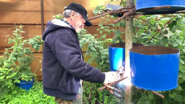 Zeitlupe Wie Ein Alter Mann Metall Schweißt Schweißgerät Landleben — Stockvideo