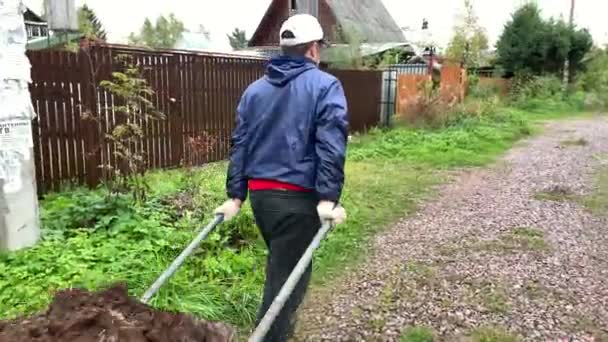Der Typ Schleppt Eine Schubkarre Mit Dem Boden Landleben Landarbeit — Stockvideo
