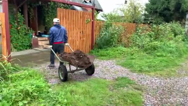 Tipo Arrastra Una Carretilla Con Tierra Cabaña Vida Campo Trabajo — Vídeos de Stock